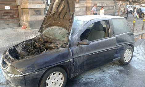 Paura in centro, auto in fiamme: poliziotti salvano due donne a Napoli