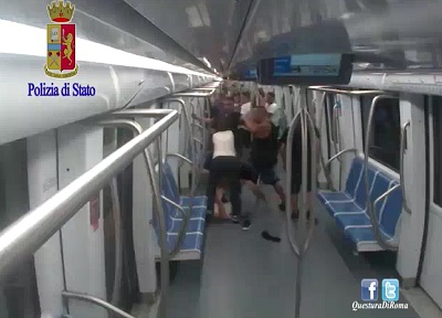 Pestaggio sulla metro, giovane arrestato a Napoli: le immagini