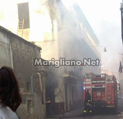 Incendio a Marigliano, casa completamente distrutta dalle fiamme