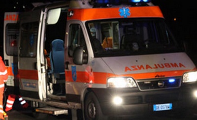 Auto contro palo nel nolano, impatto violento: 21enne trasportato in ospedale