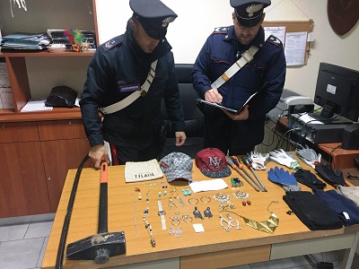 Furto di gioielli in abitazione, 5 cittadini stranieri arrestati a Casoria