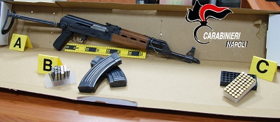 Kalashnikov e cartucce scovate nel vesuviano
